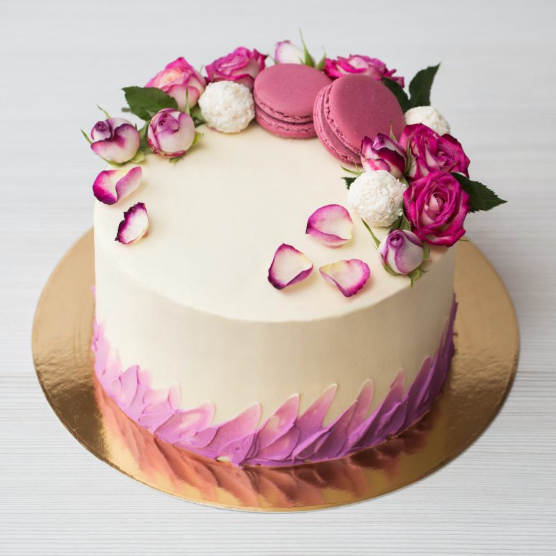 Cake with roses and macaroons.